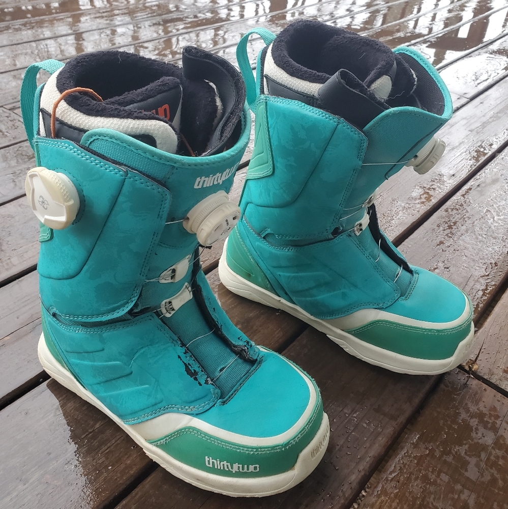 Thirty-two womens snowboard boot size 9